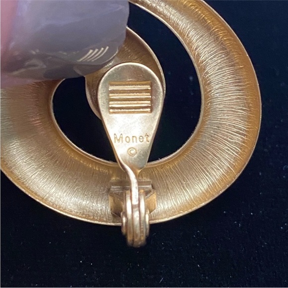 Vintage Signed Monet Gold Tone Swirl Brooch and clip on earring Set - Picture 3 of 6